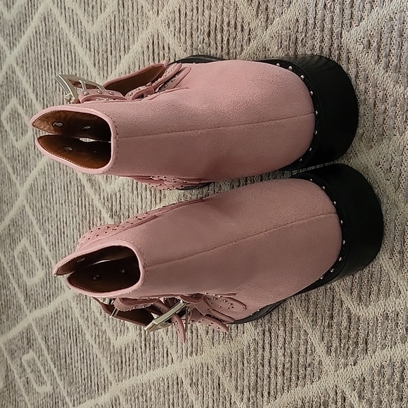 Givenchy's 'Elegant' ankle pink suede boots - Picture 6 of 13